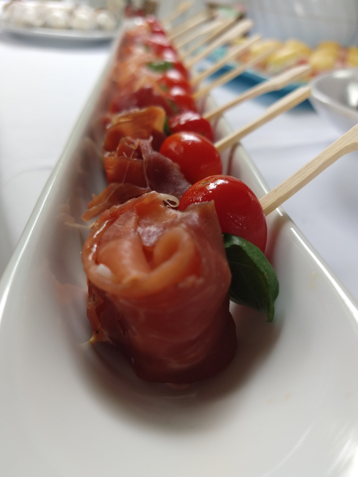 Pinchos cabra con jamon crudo y cherrie confitado - Che Pebeta Catering
