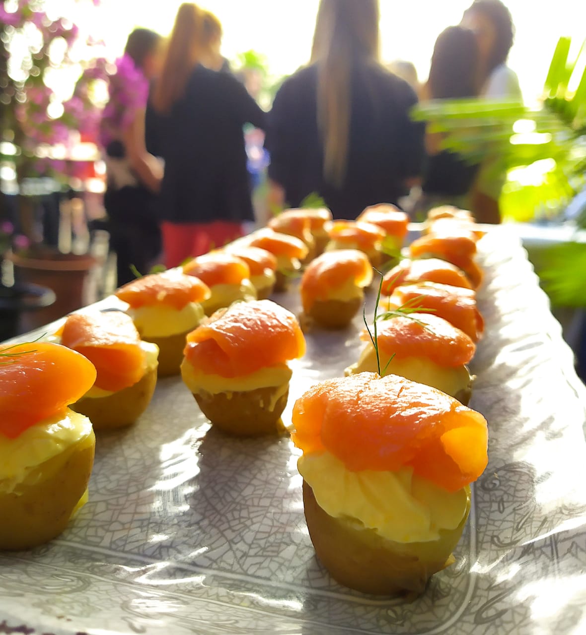 Salmon con huancaina y papines andinos - Che Pebeta Catering